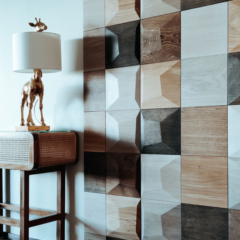 Kwadratowe panele drewniane w różnych odcieniach ułożone w siatkę