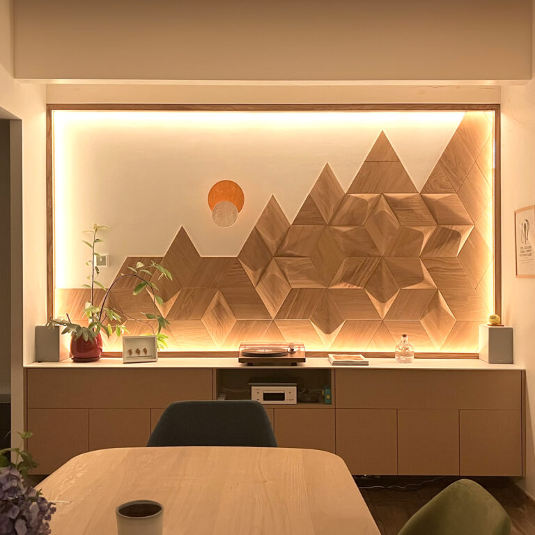 Panel dekoracyjny z oświetleniem LED w domowym biurze