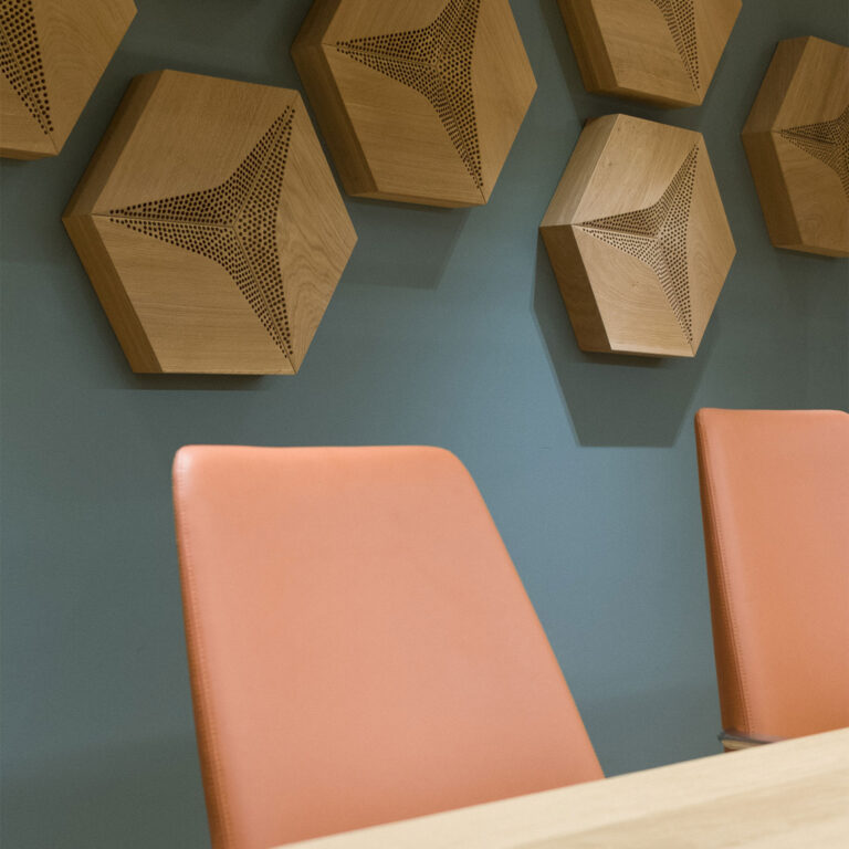 Zbliżenie na panele akustyczne 3D w przytulnym wnętrzu