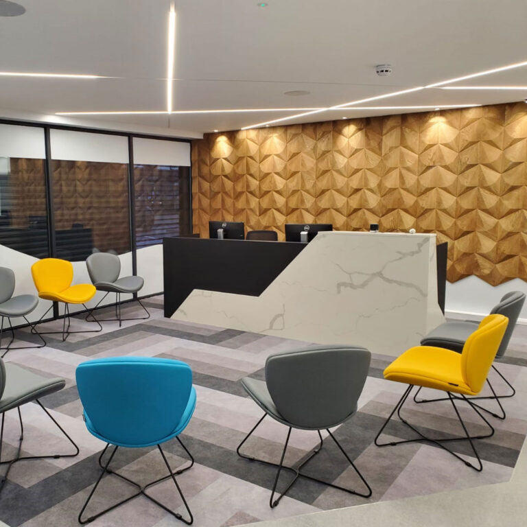 Nowoczesna sala konferencyjna z panelami na ścianę i kolorowymi krzesłami