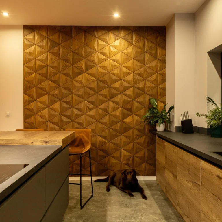 Jadalnia z drewnianą ścianą w tle i rośliną na stole