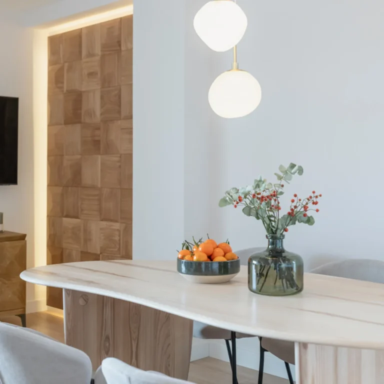 Hol z podświetlonymi drewnianymi panelami na ścianie