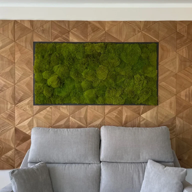 Drewniane panele i mech jako naturalna dekoracja ściany w salonie