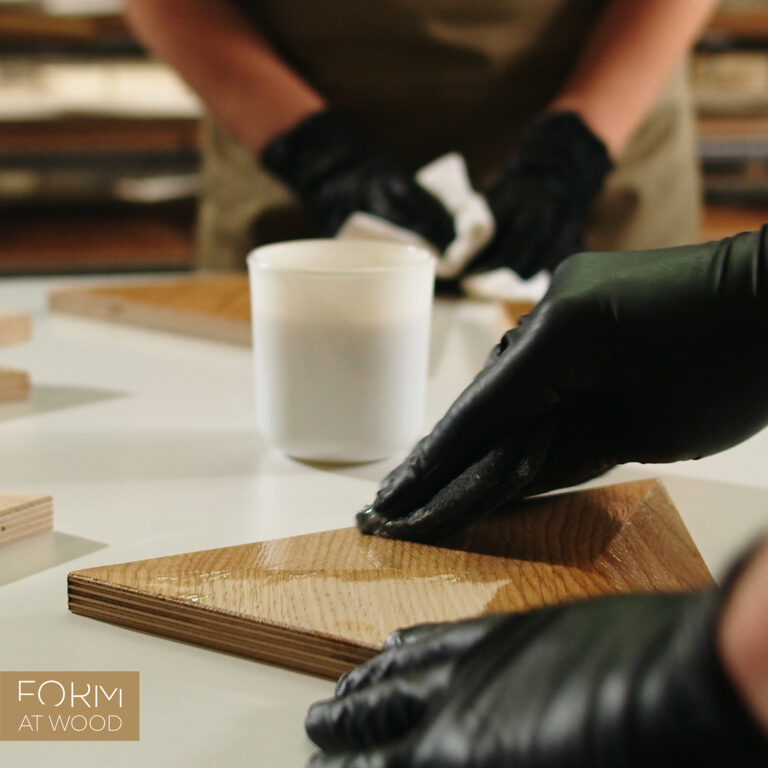 malowanie panelu drewnianego