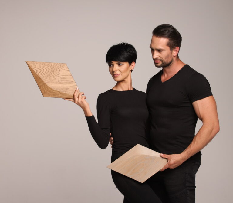 para trzymająca drewniane panele