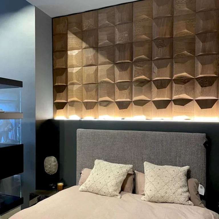 Przytulne wnętrze z naturalnym drewnem na ścianie