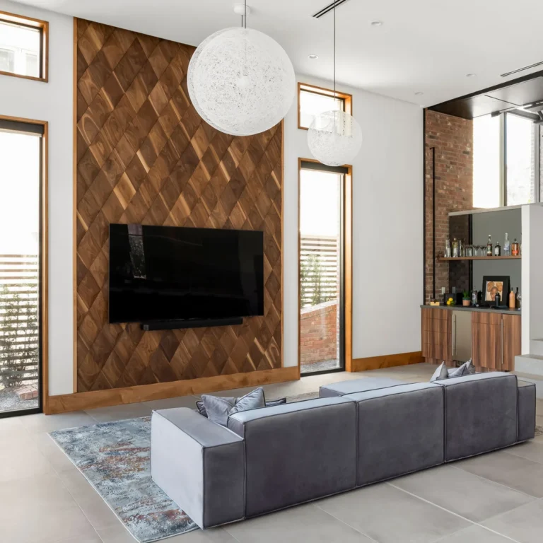 Nowoczesna ściana telewizyjna z panelami drewnianymi w salonie