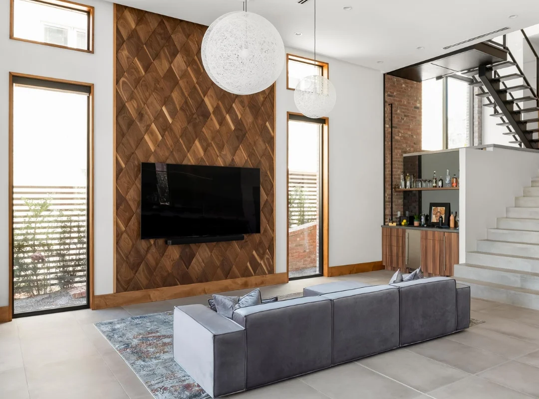 Salon z orzechową ścianą z paneli drewnianych i telewizorem