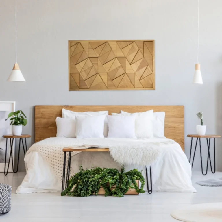 Jasna sypialnia z dębowymi panelami jako ściana zagłówkowa
