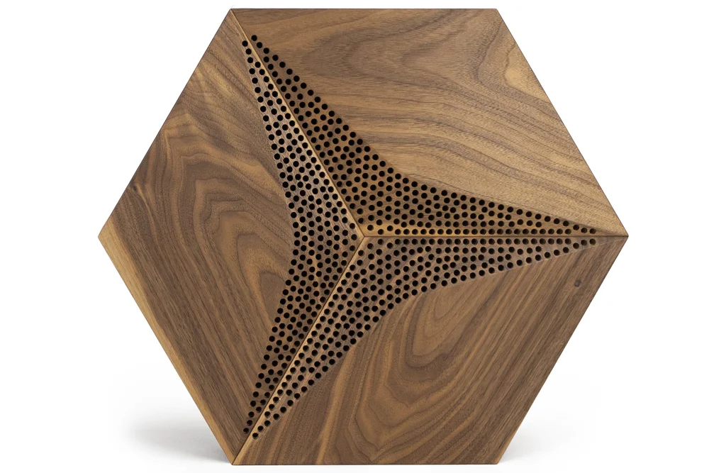 Ciemny olejowany panel akustyczny z drewna – ściana z wygłuszeniem