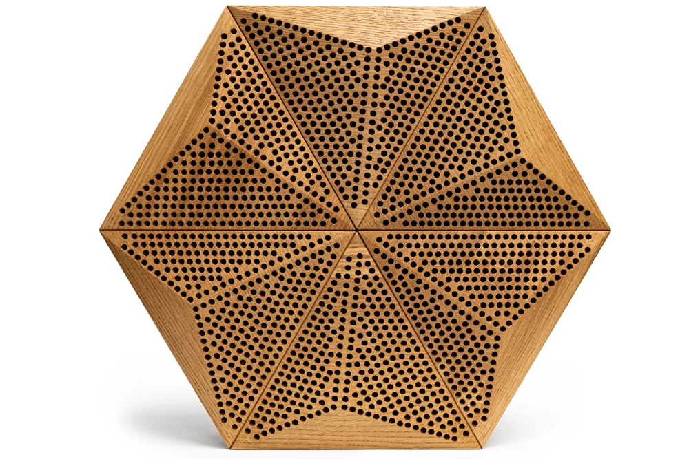 Dekoracyjny panel dźwiękochłonny z perforowaną drewnianą powierzchnią