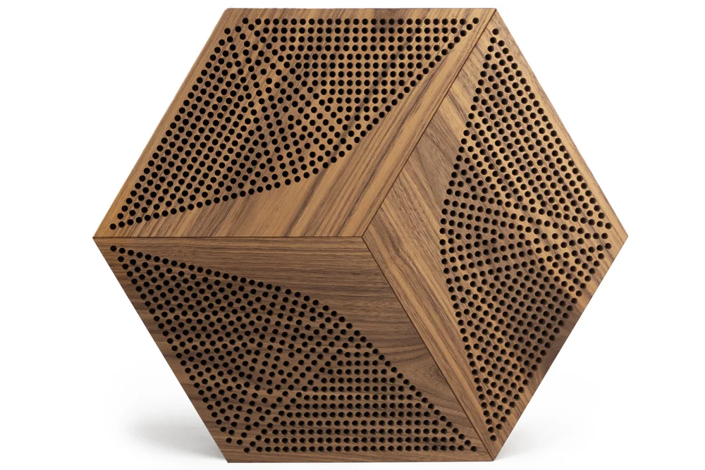 Ciemny panel akustyczny z drewna w kształcie heksagonu – wygłuszenie ściany