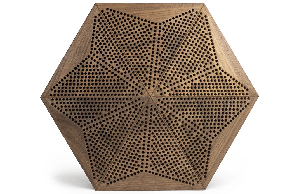 Czarny panel ścienny akustyczny z geometrycznym wzorem z drewna