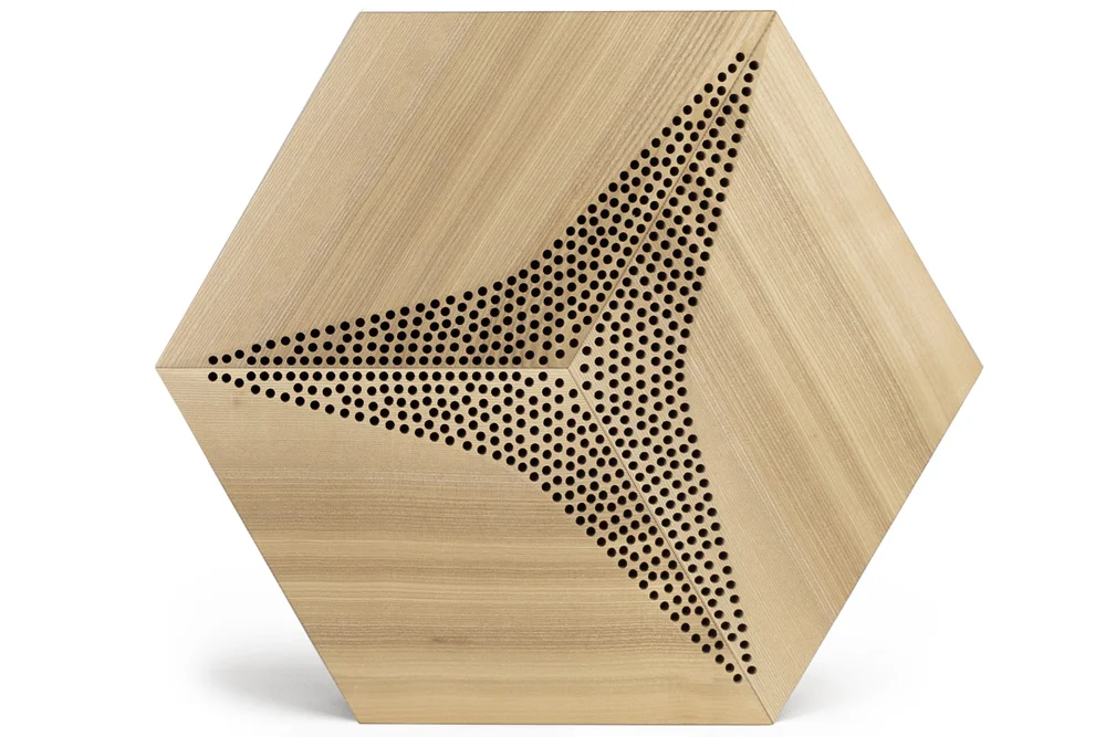 Jasny panel ścienny akustyczny z jesionu – wygłuszenie i dekoracja