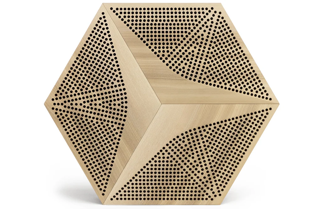 Zbliżenie na panel akustyczny z perforowanego drewna – panel dźwiękochłonny