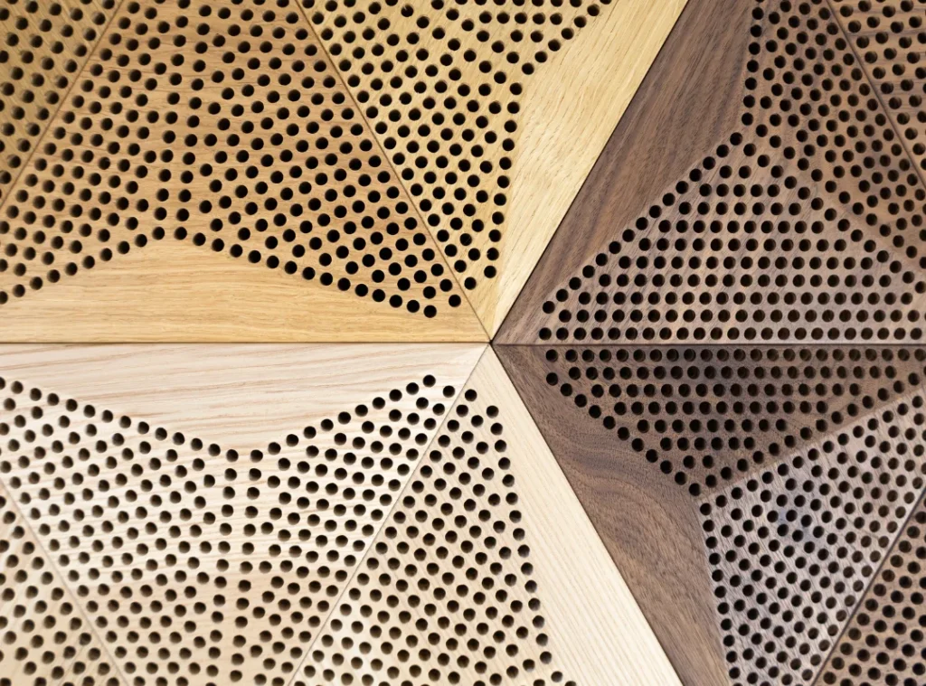 Zbliżenie na panel akustyczny z perforowanego drewna – panel dźwiękochłonny