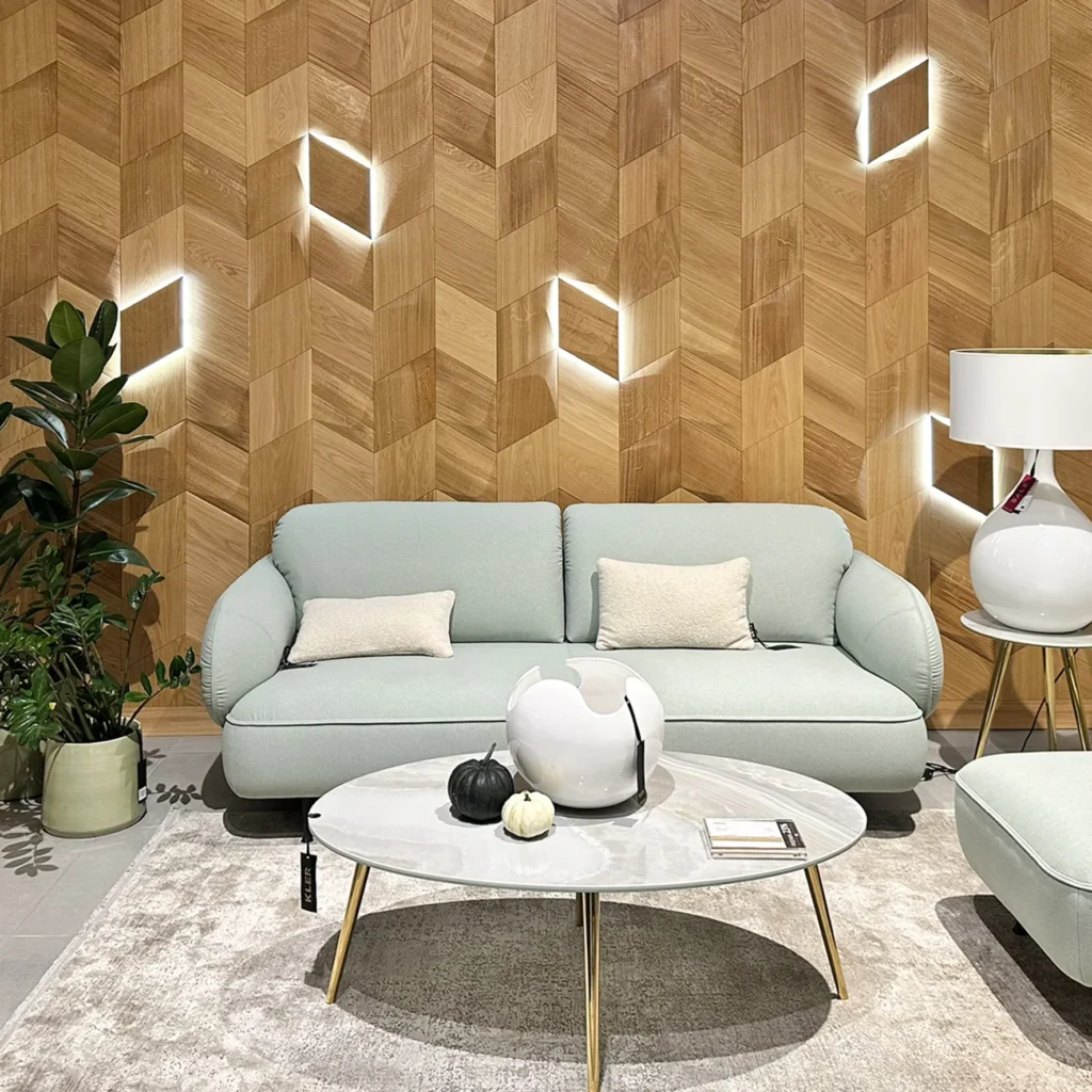 Ściana akcentowa z dębowych paneli ściennych za białą sofą