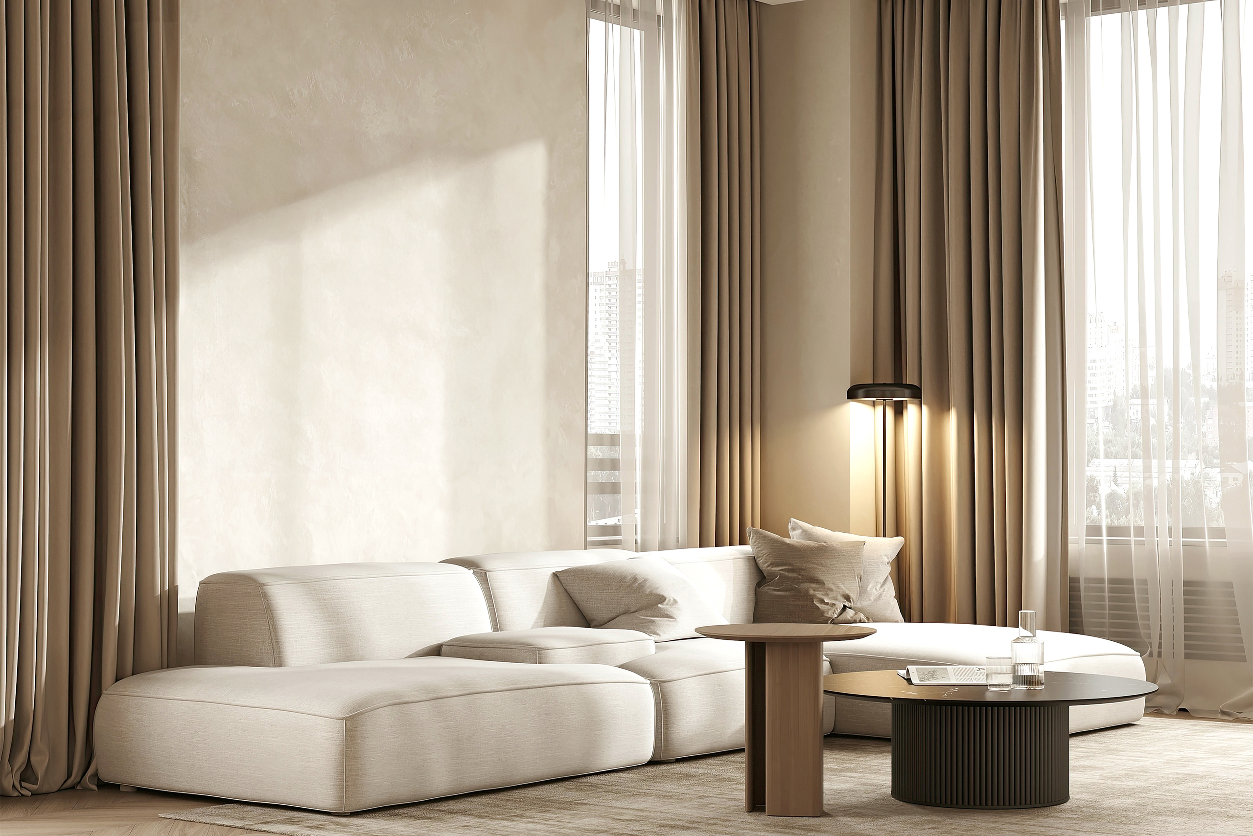 Nowoczesny salon z gładką jasną ścianą, beżową sofą i delikatnym światłem dziennym wpadającym przez zasłony