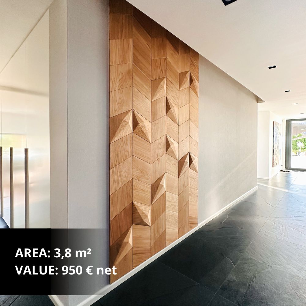 Flur mit moderner Installation von Holzpaneelen mit strukturierter 3D-Oberfläche.