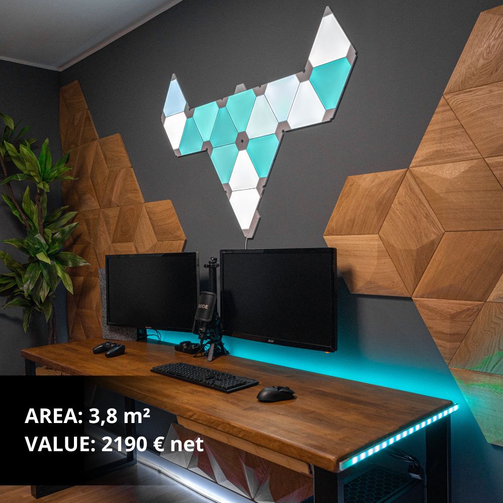 Homeoffice mit dreieckigen 3D-Holzpaneelen hinter einem Schreibtisch, akzentuiert mit LED-Beleuchtung.