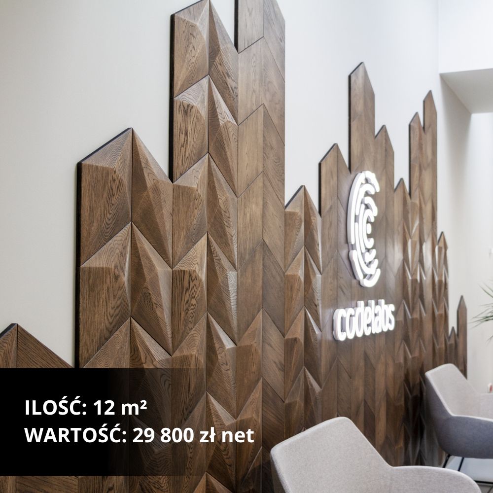 Korytarz z nowoczesną instalacją drewnianych paneli ściennych o fakturowanym wzorze 3D.