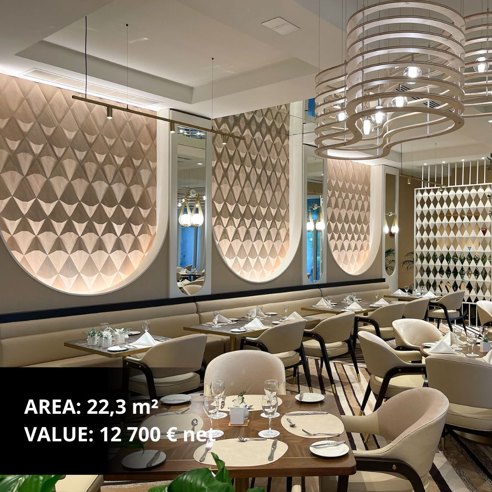 Empfangsbereich mit 3D-geometrischen Holz-Wandpaneelen