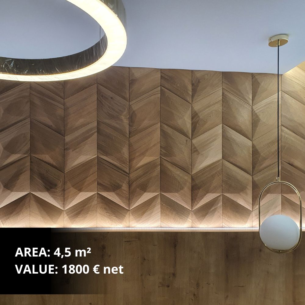 Modernes Wohnzimmer mit geometrischem Holzpaneel als dekorativem Element hinter einem Esstisch.