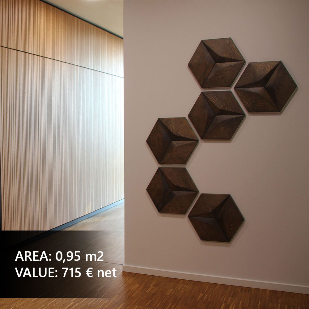 Geometrische Wandpaneele im Designerflur