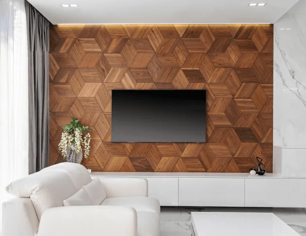 Moderne TV-Akzentwand aus 3D-Walnussholzpaneelen in hexagonaler Anordnung, mit weißen Möbeln und Marmorelementen.