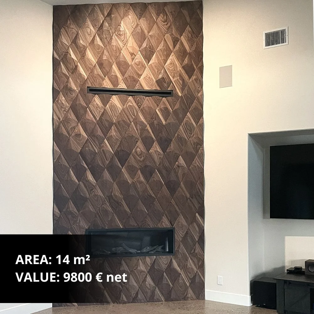Elegante Wand mit Holzpaneelen und Kamin