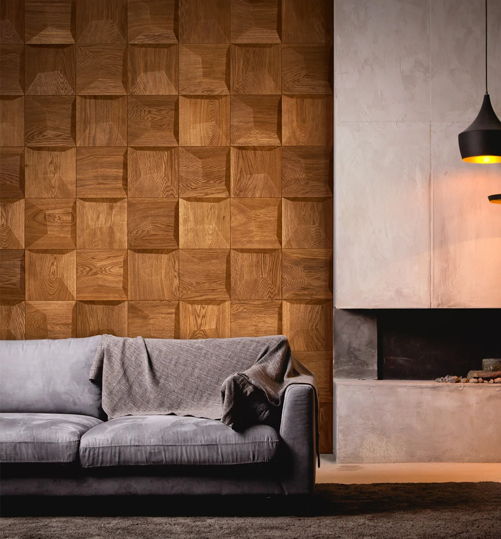 Modernes Wohnzimmer mit einer Akzentwand aus 3D-Eichenholzpaneelen in Quadratform neben einem Beton-Kamin und grauem Sofa.