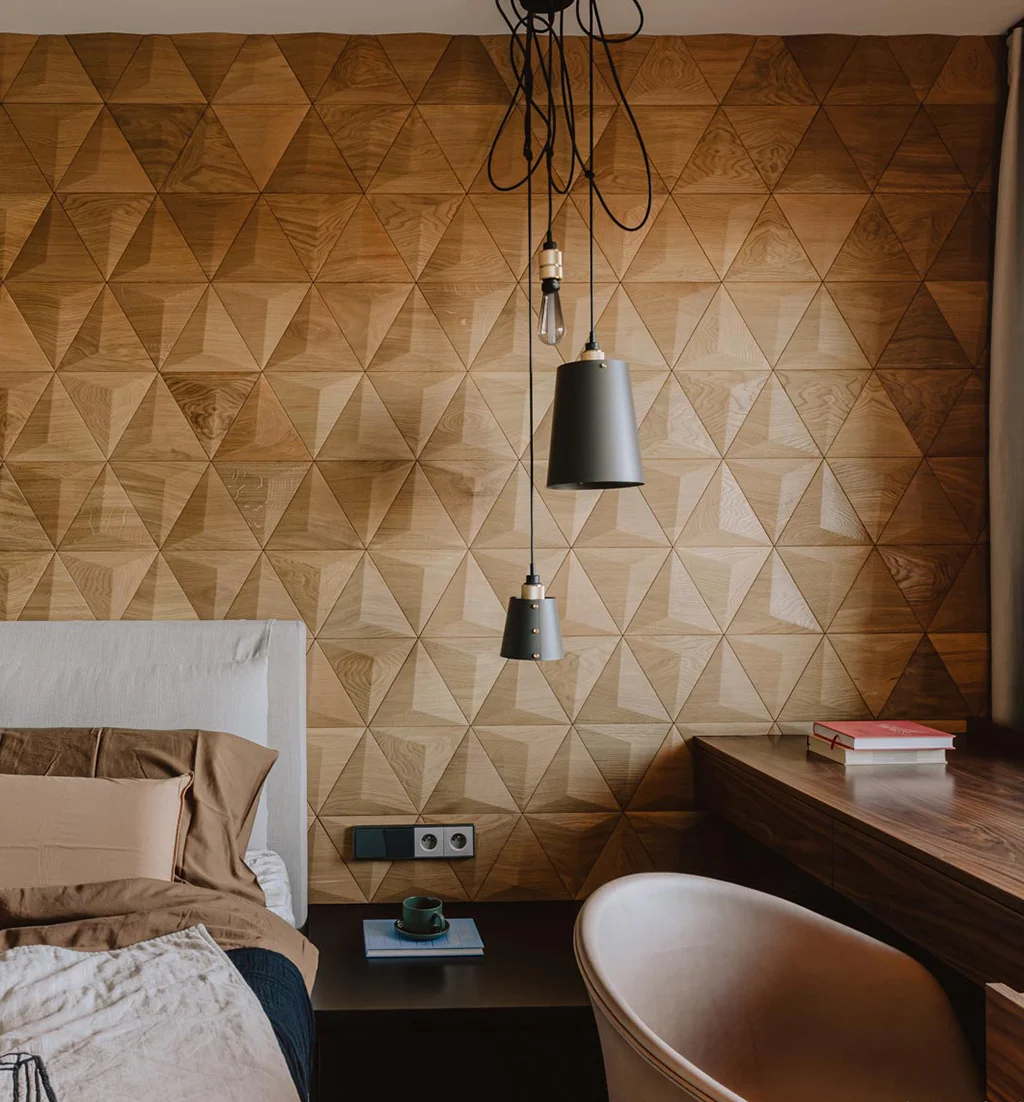 Elegantes Schlafzimmer mit einer Akzentwand aus 3D-Eichenholzpaneelen in Dreiecksform und moderner Pendelbeleuchtung.