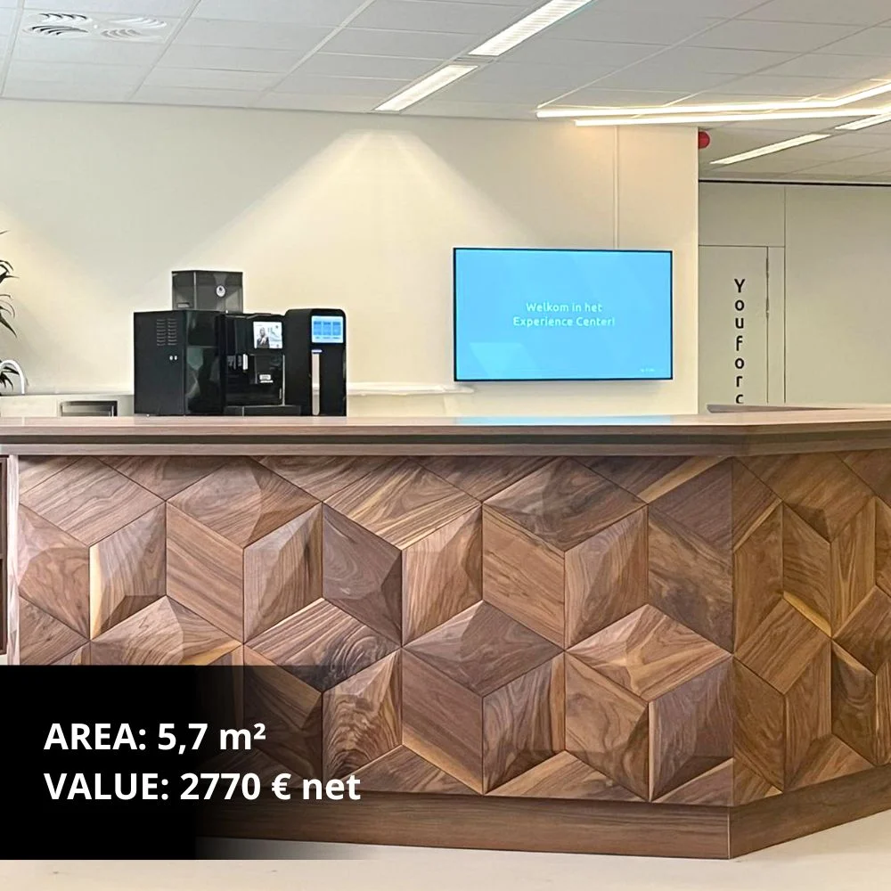 Moderner Empfangstresen mit dunklen 3D-Holz-Wandpaneelen