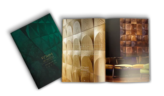 Otwarty katalog prezentujący dębowe panele ścienne 3D o wzorze łuków oraz inspiracje do wykończenia nowoczesnych wnętrz drewnem.