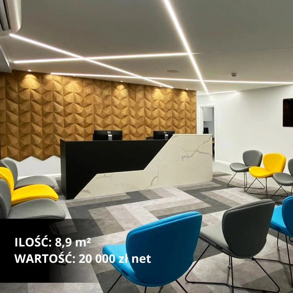 Nowoczesna strefa lounge z geometrycznymi drewnianymi panelami ściennymi i kolorowymi siedzeniami