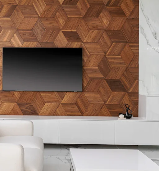 Moderne TV-Akzentwand aus Walnussholzpaneelen in einem hellen Wohnzimmer mit weißen Möbeln und Marmorelementen.