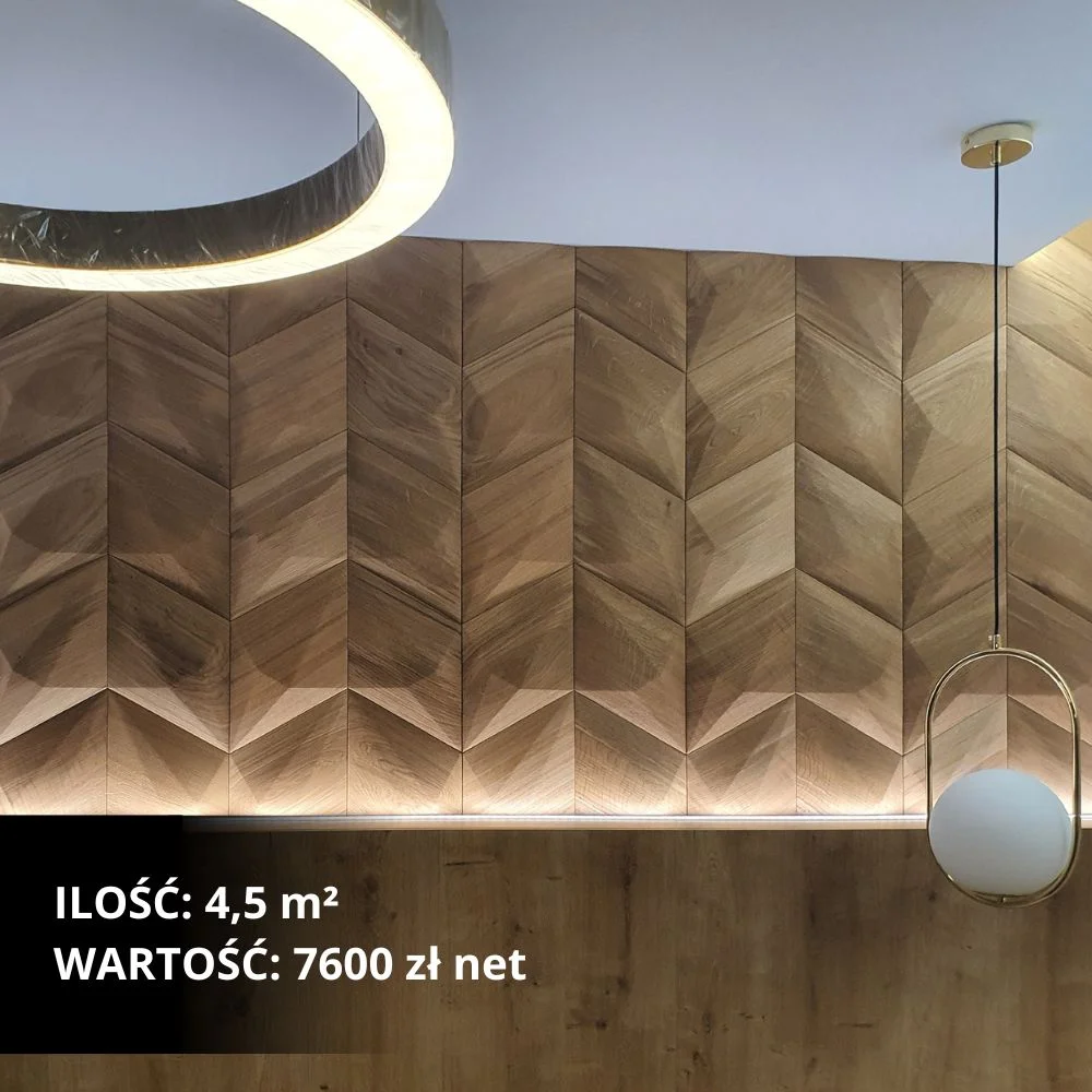 Zbliżenie na nowoczesny drewniany panel ścienny we wzór jodełki z oświetleniem nastrojowym.