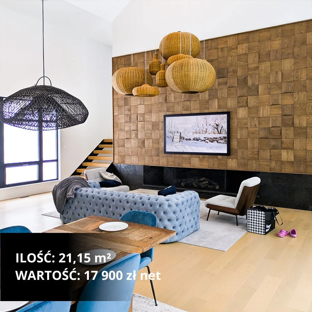 Przestronny, luksusowy salon z wielkoformatową ścianą z dębowych paneli 3D, niebieską pikowaną sofą i designerskimi lampami z wikliny.