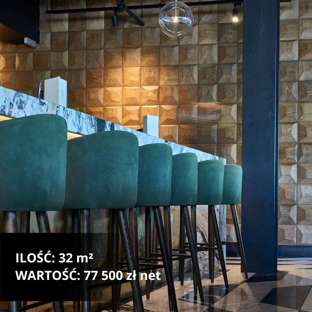 Drewniane panele ścienne w restauracji z zielonymi stołkami barowymi