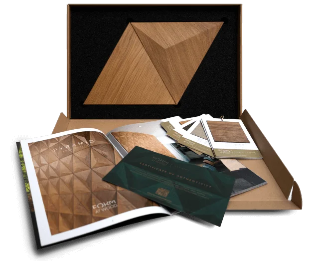 Eine hochwertige Musterbox mit geometrischen 3D-Holzpaneelen, Produktkatalog und Materialmustern für Architekten und Planer.
