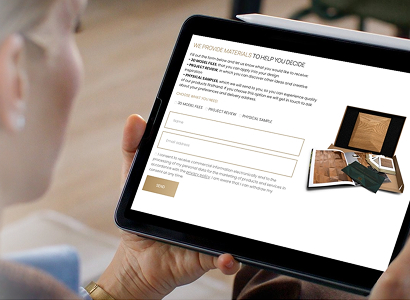 Eine Person hält ein Tablet mit einem Online-Formular zur Anforderung von 3D-CAD-Modellen und Mustern von Holzpaneelen.