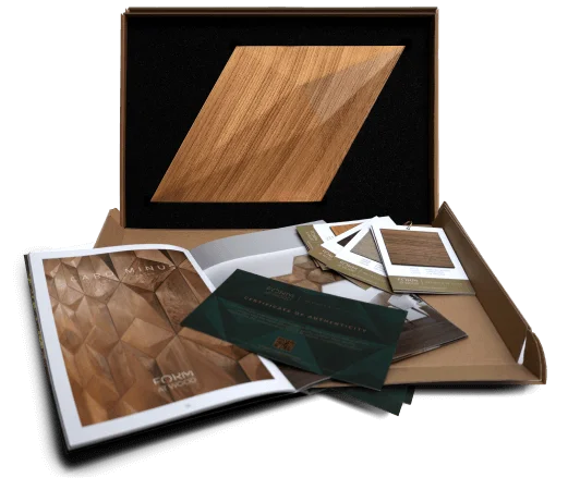 Exklusive FORM AT WOOD Musterbox der Diamond-Kollektion mit einem rautenförmigen 3D-Holzpaneel aus Eiche, Produktkatalog und Echtheitszertifikat.